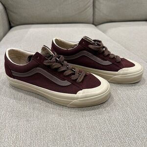 Vans Low-Top Sneakers in Burgundy and Cream